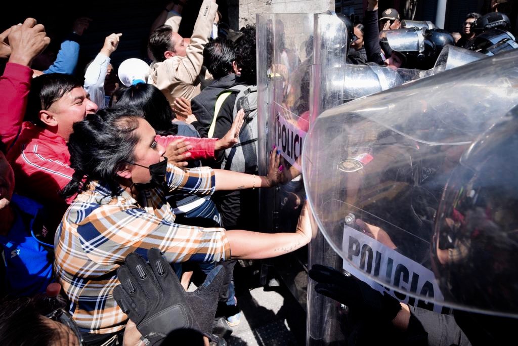 La regenta ha enviado a su guardia pretoriana, los granaderos, a impedirnos el acceso a los diputados del PAN, al Congreso de la CDMX. 

Morena busca aprobar sin discusión, una reforma para reelegir otros 4 años a su fiscal carnal, Ernestina Godoy. 

La determinación de la Corte…