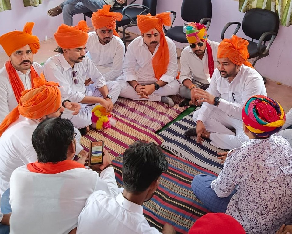 AashishKarauli's tweet photo. आप सभी को हिन्द के सूर्य #हिंदुआ_सूरज_महाराणा_प्रताप जी की जयंती की हार्दिक शुभकामनाएं ।
महाराणा प्रताप का जीवन एक महान योद्दा के रूप में हमेशा ही हम सभी को प्रेरणा देता रहेगा । इस सुअवसर पर हमारे मंडरायल क्षेत्र के बंधुओं ने जयंती समारोह का आयोजन आयोजित किया  है , जिसमे मुझे ..1 https://t.co/pDZ36Dzo9n
