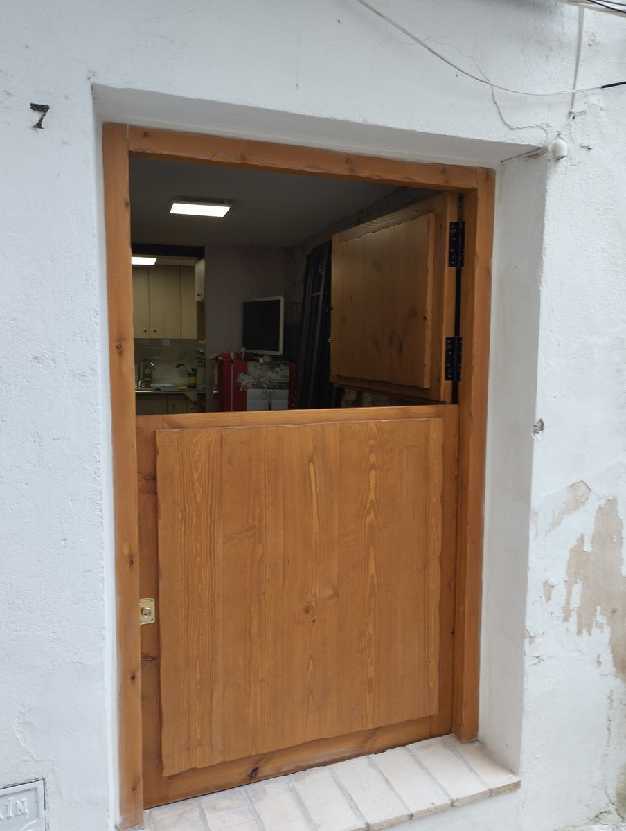 carpinteriatb's tweet photo. Acabamos de completar un emocionante proyecto de puerta de madera a medida utilizando madera de pino suecia. ¡Contáctanos hoy para obtener tu propia puerta de madera a medida! #Carpinteria #PuertasDeMadera #PinoSuecia #HechoAMano #Artesanal #DiseñoDeInteriores #DecoraciónDelHogar https://t.co/51ER2Y1r6C