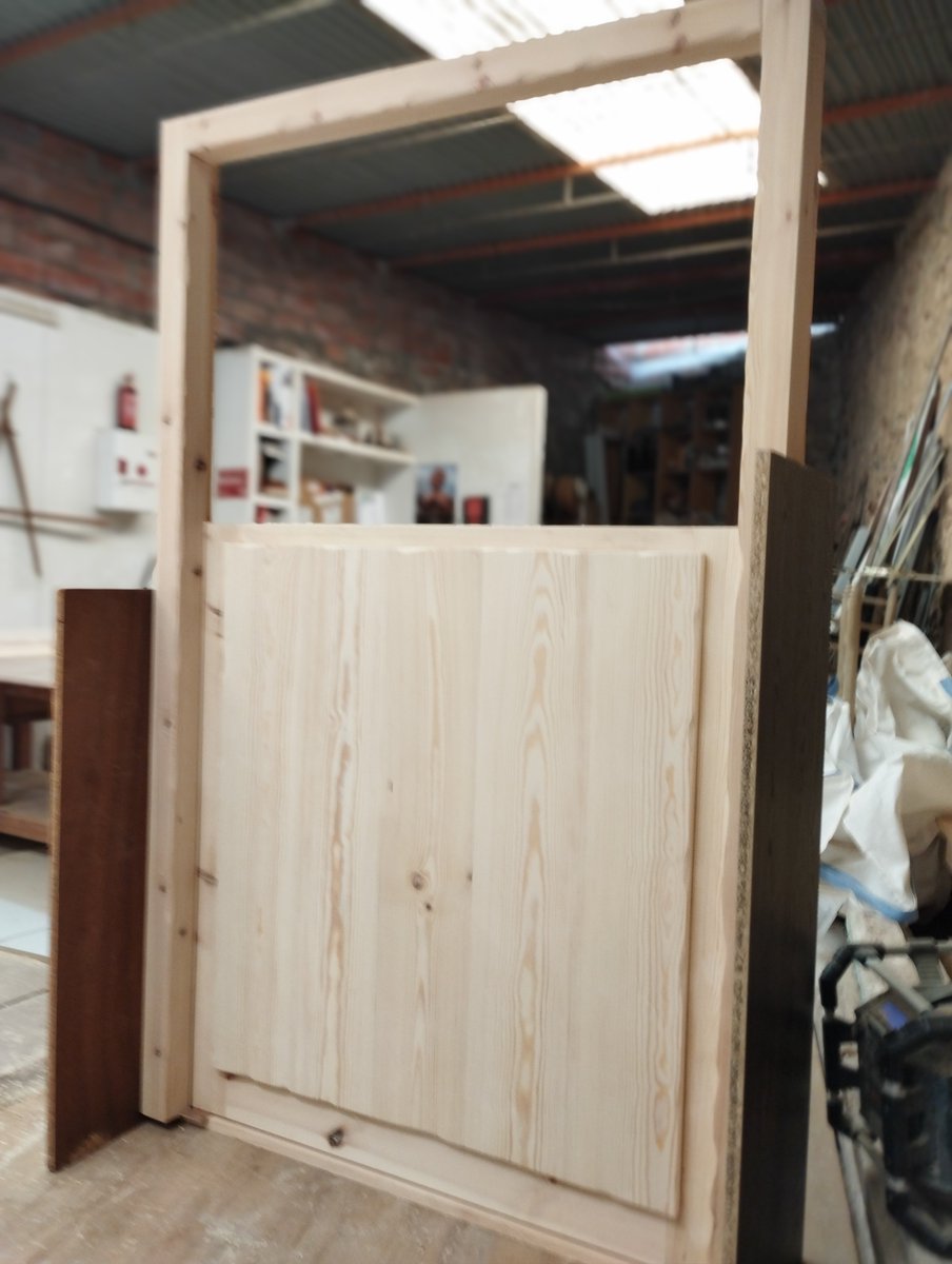 carpinteriatb's tweet photo. Acabamos de completar un emocionante proyecto de puerta de madera a medida utilizando madera de pino suecia. ¡Contáctanos hoy para obtener tu propia puerta de madera a medida! #Carpinteria #PuertasDeMadera #PinoSuecia #HechoAMano #Artesanal #DiseñoDeInteriores #DecoraciónDelHogar https://t.co/51ER2Y1r6C