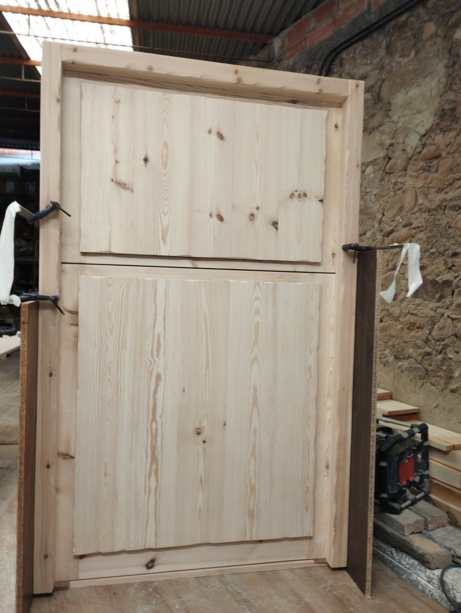 carpinteriatb's tweet photo. Acabamos de completar un emocionante proyecto de puerta de madera a medida utilizando madera de pino suecia. ¡Contáctanos hoy para obtener tu propia puerta de madera a medida! #Carpinteria #PuertasDeMadera #PinoSuecia #HechoAMano #Artesanal #DiseñoDeInteriores #DecoraciónDelHogar https://t.co/51ER2Y1r6C