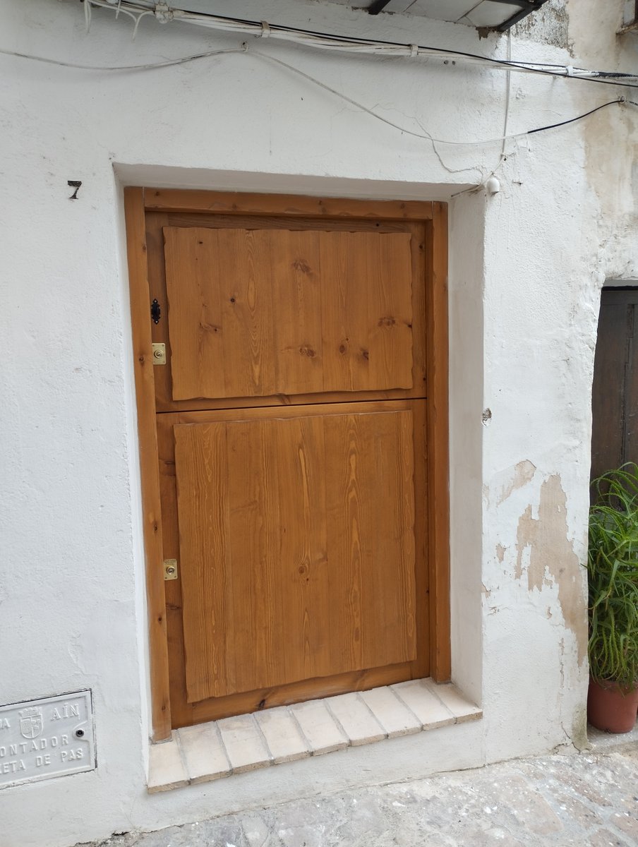 carpinteriatb's tweet photo. Acabamos de completar un emocionante proyecto de puerta de madera a medida utilizando madera de pino suecia. ¡Contáctanos hoy para obtener tu propia puerta de madera a medida! #Carpinteria #PuertasDeMadera #PinoSuecia #HechoAMano #Artesanal #DiseñoDeInteriores #DecoraciónDelHogar https://t.co/51ER2Y1r6C