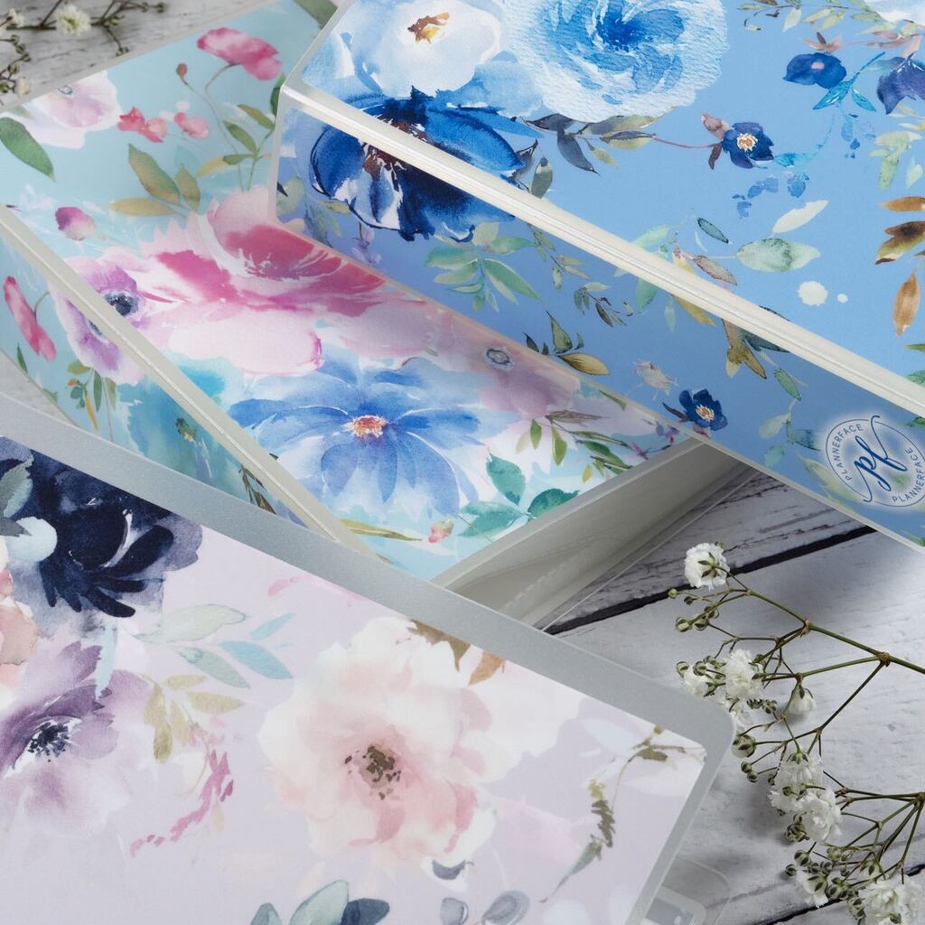 Plannerface's tweet photo. April showers bring May flowers… idk it rained today so more like May showers 🌧️🌸 
Here’s your first sneak of the huuuuge album release coming this Friday! 

6 new floral designs, in all 4 album sizes. That’s 24 new albums! 😍 Are you excited?! 

#pla… https://t.co/v6yP9LTDsr https://t.co/7bF640iekC