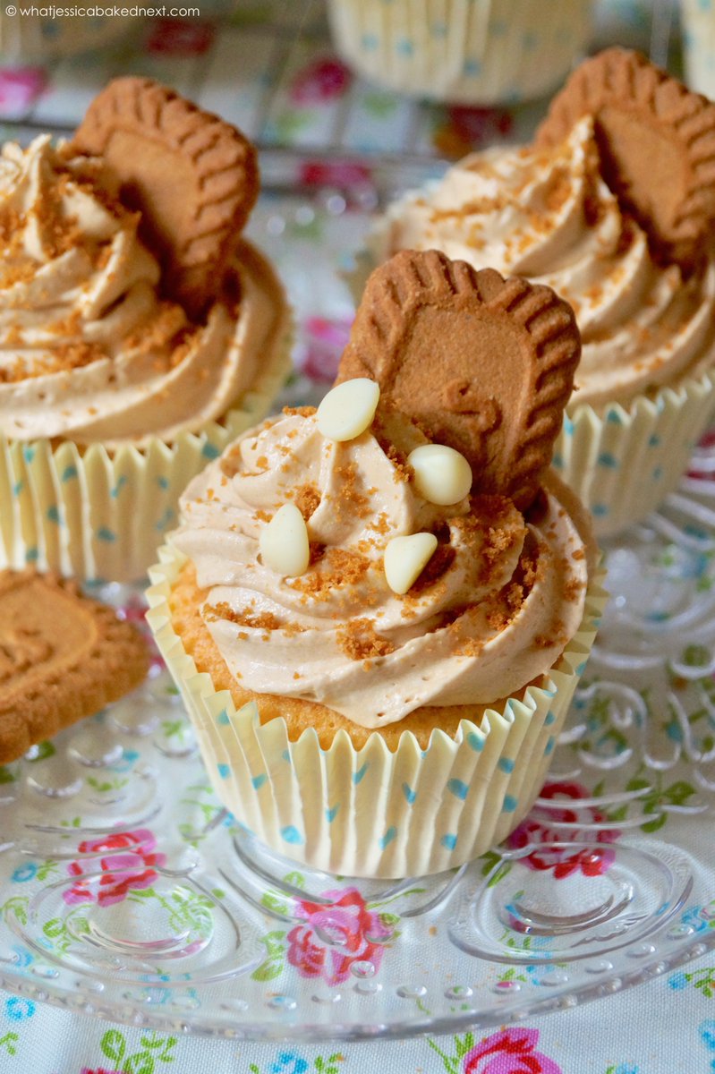 jessbakednext's tweet photo. Biscoff Cookie Butter Cupcakes 🧡🍪🧁

Vanilla white chocolate chip cupcakes topped with a creamy swirl of Biscoff buttercream frosting! 

RECIPE: https://t.co/zFbO5IGIXb https://t.co/AAl2P0pJ2m