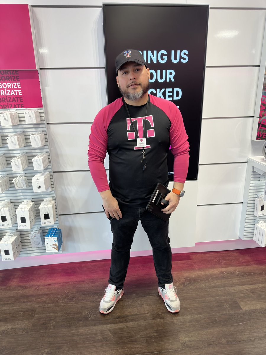 JovCryptoPlug's tweet photo. Happy @TMobile Tuesday!!!!! Come get your Thanks 😊 #tmobile #TmobileTuesday #HudsonHeat #Store8355 #BeMagenta #MagentaSwag https://t.co/apjvXazDlN