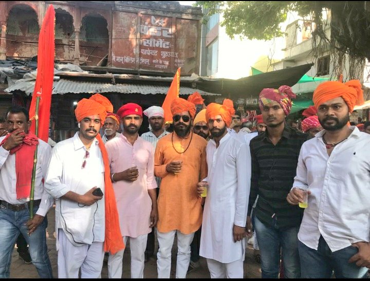 AashishKarauli's tweet photo. आप सभी को हिन्द के सूर्य #हिंदुआ_सूरज_महाराणा_प्रताप जी की जयंती की हार्दिक शुभकामनाएं ।
महाराणा प्रताप का जीवन एक महान योद्दा के रूप में हमेशा ही हम सभी को प्रेरणा देता रहेगा । इस सुअवसर पर हमारे मंडरायल क्षेत्र के बंधुओं ने जयंती समारोह का आयोजन आयोजित किया  है , जिसमे मुझे ..1 https://t.co/pDZ36Dzo9n