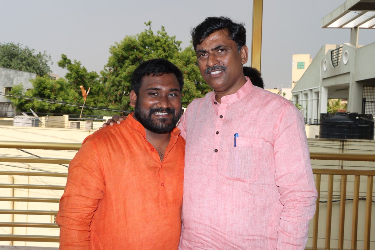 LPradeepRao's tweet photo. Received  a call from An exceptional leader and my mentor @PMuralidharRao ji on my birthday.
Thank you Murali ji for taking time &amp; wishing me. I’m truly blessed. 
I aspire to follow your footsteps &amp; dedicate my life to public.
@PMROffice https://t.co/dSd8wqcihl