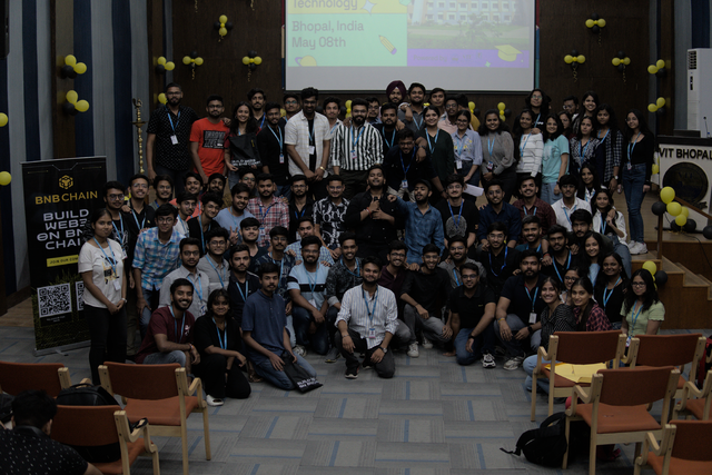 BNBCHAIN's tweet photo. Thanks for a fantastic turnout for our recent BNB Chain University Roadshow at VIT Bhopal 🙌

Students at VIT Bhopal were introduced to our ecosystem and given hands on training to develop smart contracts on the BNB Chain Testnet.

Let's keep building! 

#BNBChainIndia 🇮🇳 https://t.co/6vx13XPQOD