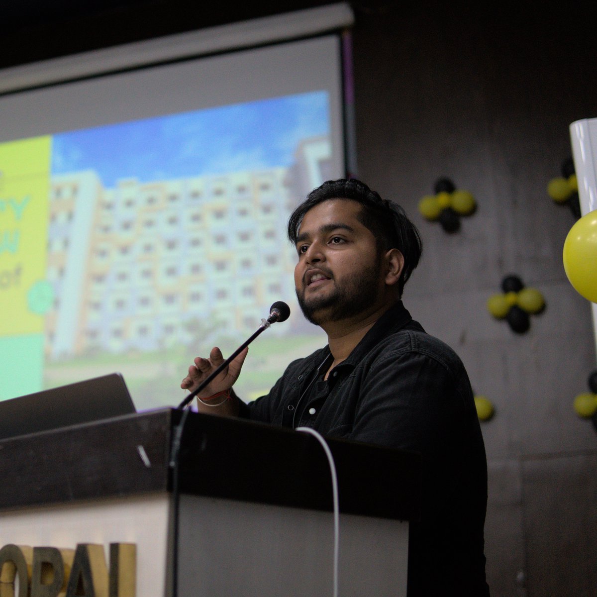 BNBCHAIN's tweet photo. Thanks for a fantastic turnout for our recent BNB Chain University Roadshow at VIT Bhopal 🙌

Students at VIT Bhopal were introduced to our ecosystem and given hands on training to develop smart contracts on the BNB Chain Testnet.

Let's keep building! 

#BNBChainIndia 🇮🇳 https://t.co/6vx13XPQOD