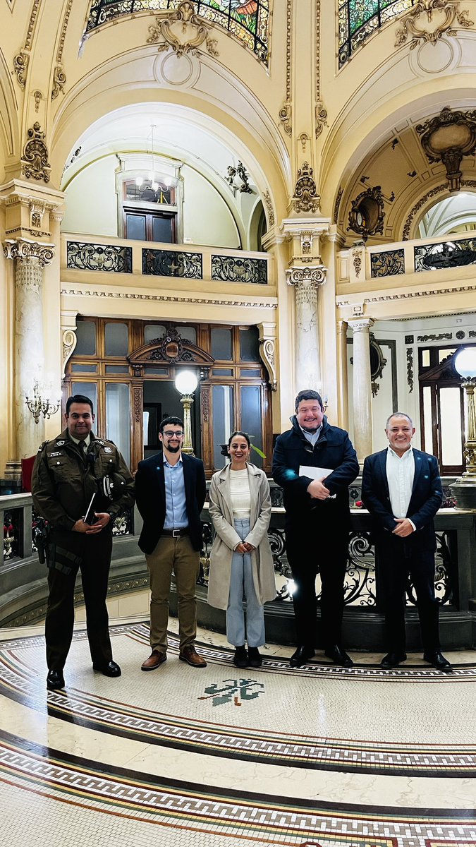 MuniMacul's tweet photo. ¡Trabajando unidos!✅

Nuestro alcalde, junto a Carabineros de la 46ª comisaría de Macul, llegaron hasta la Delegación Presidencial 🇨🇱, para informar sobre las distintas problemáticas ocurridas últimamente en los alrededores del Estadio Monumental y proponer soluciones 🏁🏟️. https://t.co/VPfF6FeuWN