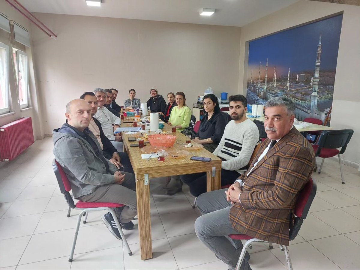 carsambamem's tweet photo. 'Sandıktaki Hazinelerimiz'  adlı projemiz kapsamında Şube Müdürümüz Sn.Yusuf TANRIÖVEN   komisyondaki ögretmenlerimizle Mehmet Akif Ersoy İlkokulunda  toplantı yapıp proje süreci ile ilgili görüşlerde bulundu. @samsunmem   @muratagar60 @MustafaOzdmr55  @yuduf_tanrioven https://t.co/xlpJLLnChz