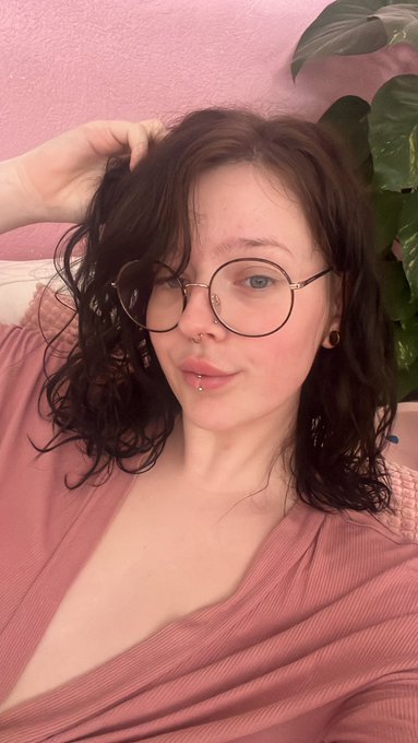 No makeup and no filter selfie! https://t.co/6dTbBNkdnI