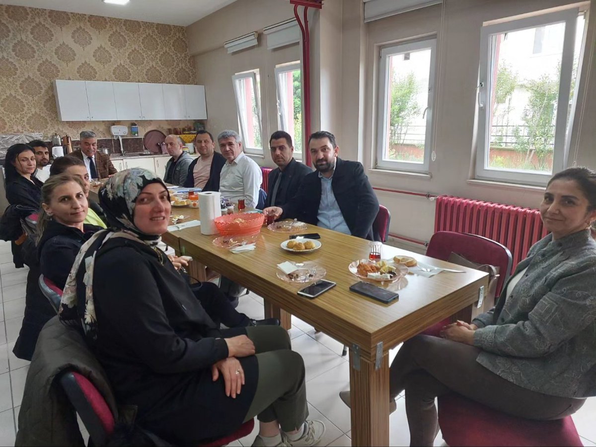 'Sandıktaki Hazinelerimiz'  adlı projemiz kapsamında Şube Müdürümüz Sn.Yusuf TANRIÖVEN   komisyondaki ögretmenlerimizle Mehmet Akif Ersoy İlkokulunda  toplantı yapıp proje süreci ile ilgili görüşlerde bulundu. <a href="/samsunmem/">Samsun İl Milli Eğitim Müdürlüğü</a>   <a href="/muratagar60/">Murat AĞAR</a> <a href="/MustafaOzdmr55/">Mustafa Özdemir</a>  <a href="/yuduf_tanrioven/">Yusuf tanrioven</a>