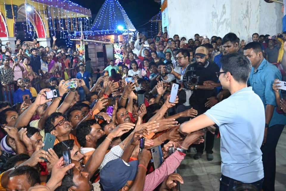 TrinankurWBTMCP's tweet photo. On this auspicious day of #RabindraJayanti I pledge that we will make progress towards making our state  'Shonar Bangla' in the direction shown by the great poet Rabindranath Tagore. 

-Shri @abhishekaitc on 15th day of #JonoSanjogYatra 
#TrinamooleNaboJowar https://t.co/RmxQPgzKCe