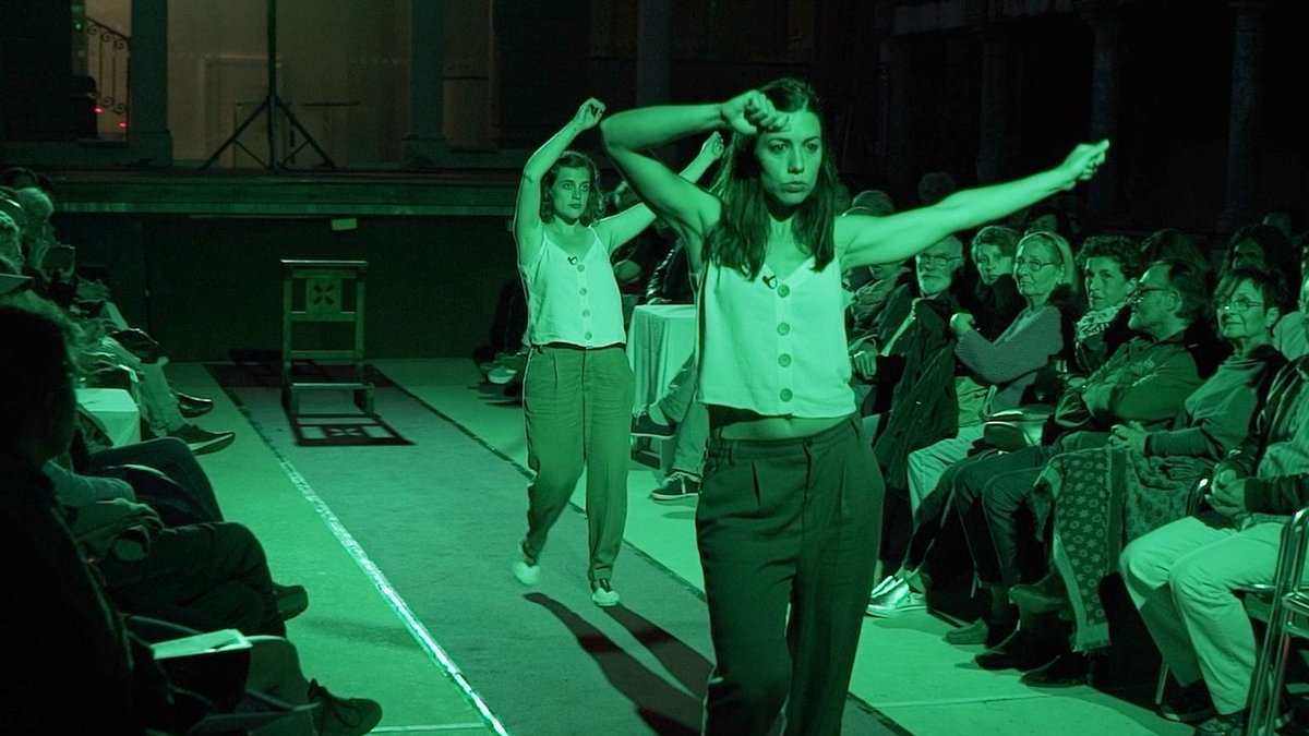 Us #convidem a veure "Va com va (tornar a les arrels)", la proposta que porta fins a #Palma el festival <a href="/albopasfest/">Albopàs - Festival Alexandre Ballester</a>  
Espectacle #gratuït, entrades aquí 👉 bit.ly/vacomTP 
📌 Divendres 12 de maig, 20h #EmocionsEnViu