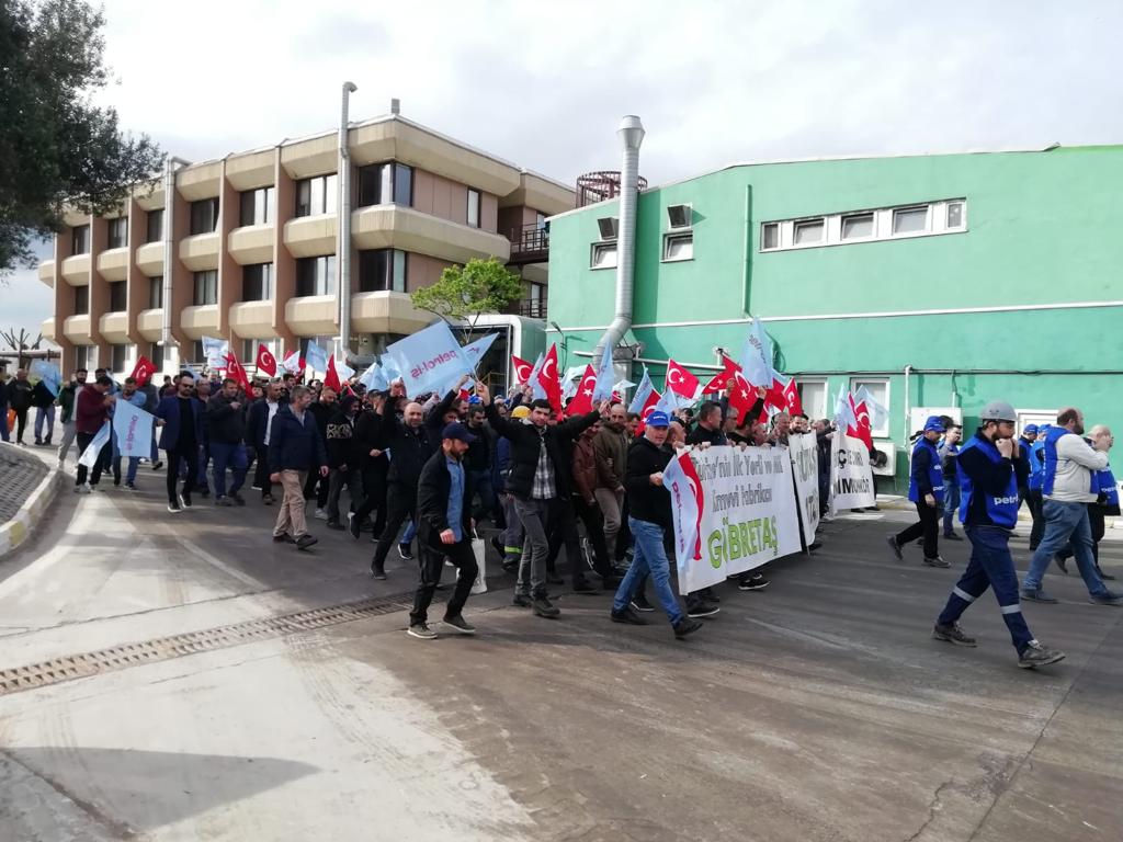 petroliskocaeli's tweet photo. Gübretaş' ta Ocak ayında başlayan TİS görüşmelerinde anlaşma sağlanamaması üzerine üyelerimiz eylemlerine devam ediyor.
D-100 de servislerden inen arkadaşlarımız; Genel Sekreterimiz Salih AKDUMAN’ ın da katılımıyla sloganlar eşliğinde yürüyerek fabrika müdürlüğü önünde toplandı. https://t.co/unJc2iI9mV