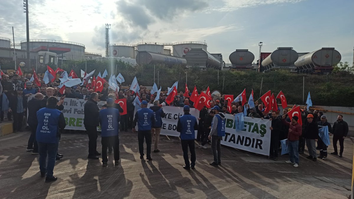 petroliskocaeli's tweet photo. Gübretaş' ta Ocak ayında başlayan TİS görüşmelerinde anlaşma sağlanamaması üzerine üyelerimiz eylemlerine devam ediyor.
D-100 de servislerden inen arkadaşlarımız; Genel Sekreterimiz Salih AKDUMAN’ ın da katılımıyla sloganlar eşliğinde yürüyerek fabrika müdürlüğü önünde toplandı. https://t.co/unJc2iI9mV