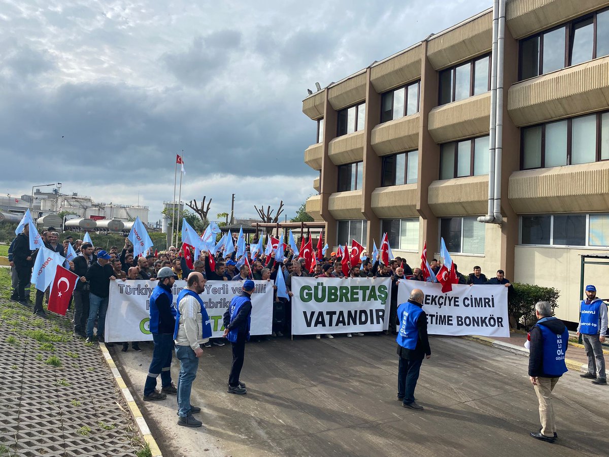 petroliskocaeli's tweet photo. Gübretaş' ta Ocak ayında başlayan TİS görüşmelerinde anlaşma sağlanamaması üzerine üyelerimiz eylemlerine devam ediyor.
D-100 de servislerden inen arkadaşlarımız; Genel Sekreterimiz Salih AKDUMAN’ ın da katılımıyla sloganlar eşliğinde yürüyerek fabrika müdürlüğü önünde toplandı. https://t.co/unJc2iI9mV