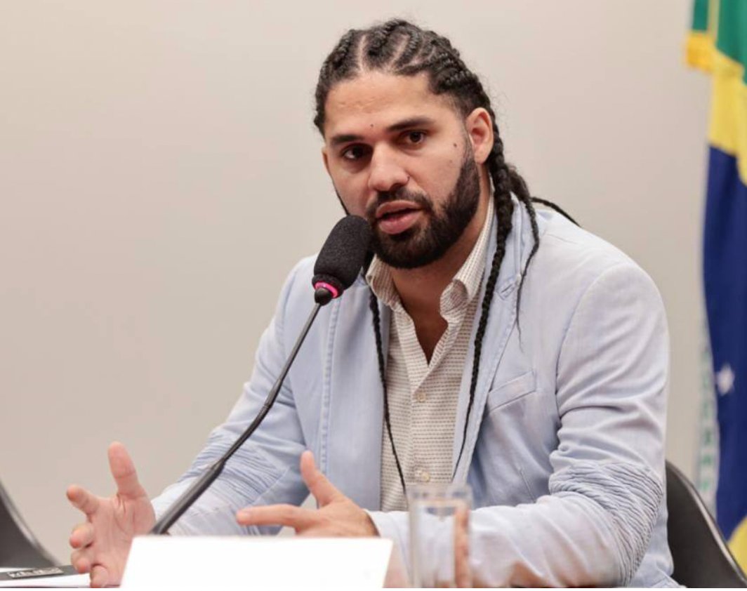 É com enorme tristeza e pesar que eu anuncio o falecimento do meu marido <a href="/davidmirandario/">David Miranda</a>. Ele faria 38 anos de idade amanhã.

Seu falecimento nesta manhã vem depois de uma luta de 9 meses no CTI. David passou em paz, cercado de nossos filhos, familiares e amigos.