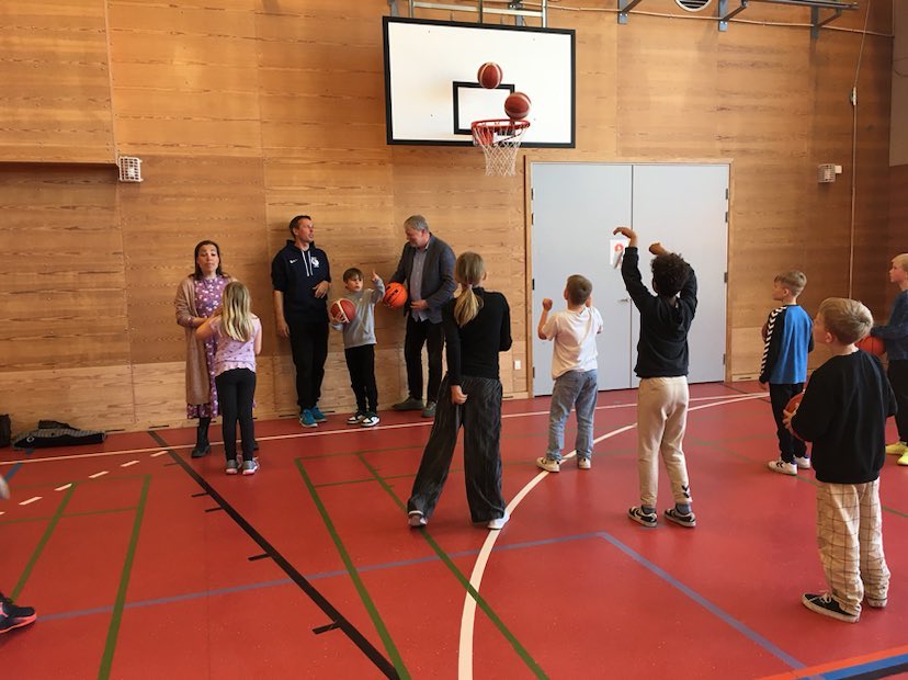 Tak til @Astridkrag for besøg på Hedegårdenes Skole i Roskilde til basketball med glade elever og borgmester @tomasbreddam. Vigtigt at flere kommuner prioriterer samarbejdet mellem skoler og foreningsliv #kompoldk Læs mere👉 dif.dk/nyheder/2023/0…