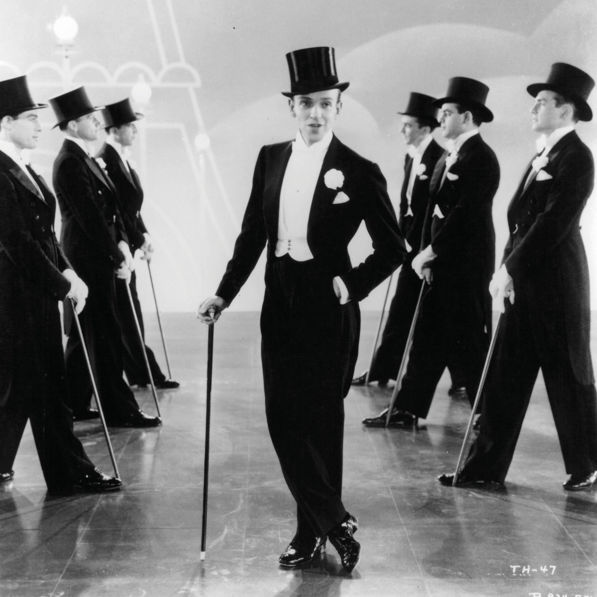 ProfesorJonk's tweet photo. "Hazlo a lo grande, hazlo bien y hazlo con estilo".
Fred Astaire.
Nos conformaríamos con esrcibir una sola frase, un sólo verso, con la maestría de un paso de baile suyo.
#Efemeride #FredAstaire #cine #baile https://t.co/PKlFMspywb