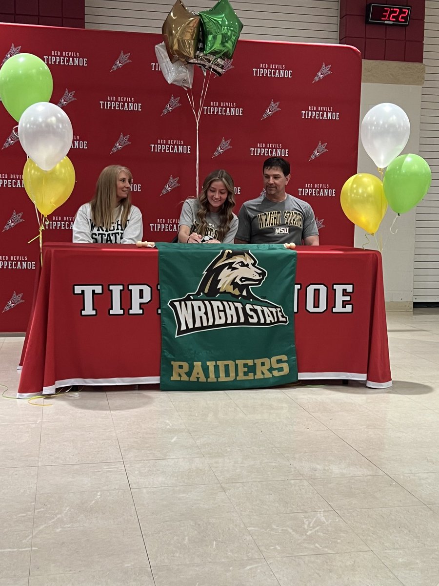 makenziechinn's tweet photo. It’s official! I can’t wait for the next 4!💛💚🐺 https://t.co/GLB6cKXg1J