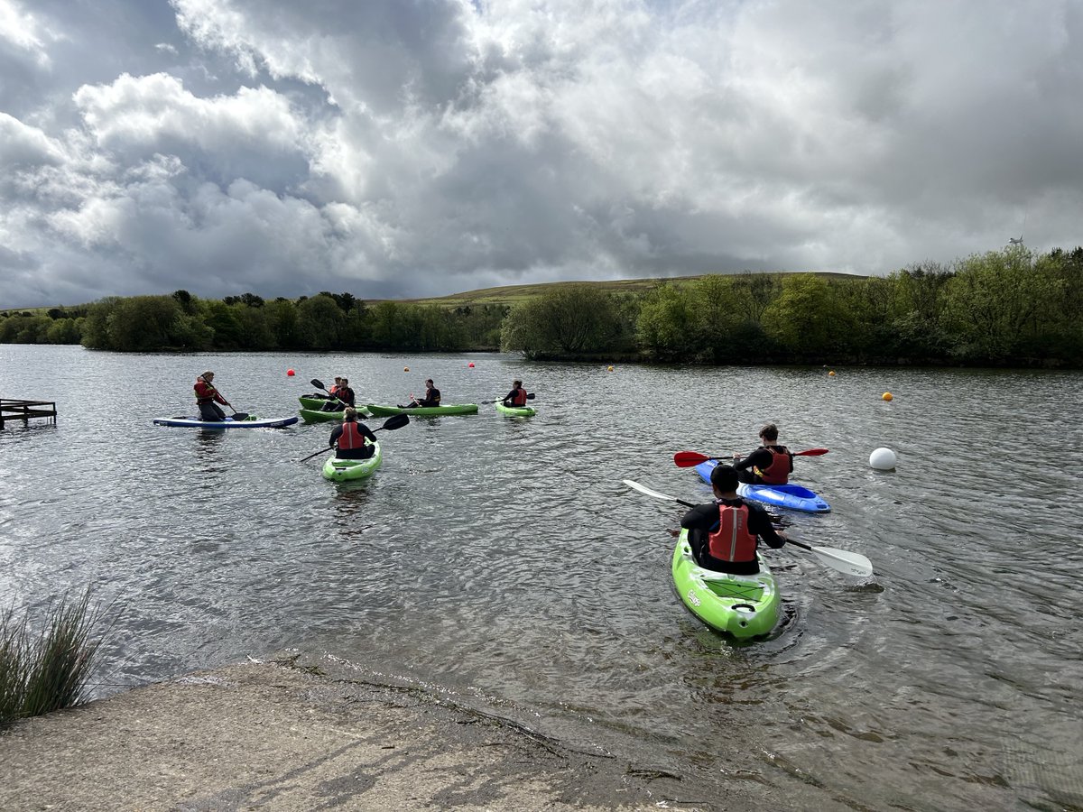 Roedd myfyrwyr Gwasanaeth Cyhoeddus yn ôl allan ar y dŵr heddiw, padlfyrddio, caiacio, a chanŵio 

Public Service students were back out on the water today, paddle boarding, kayaking and canoeing <a href="/Parcbrynbach/">Parc Bryn Bach</a> @CollegeMerthyr