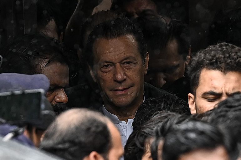 درخت نہیں ہوں جو کاٹ کر چلے جاؤ گے
 پہاڑ ہوں گرانے میں تمہاری نسلیں مٹ جائیں گی...!!
#ImranKhanarrested
#ImranKhanOurRedLine