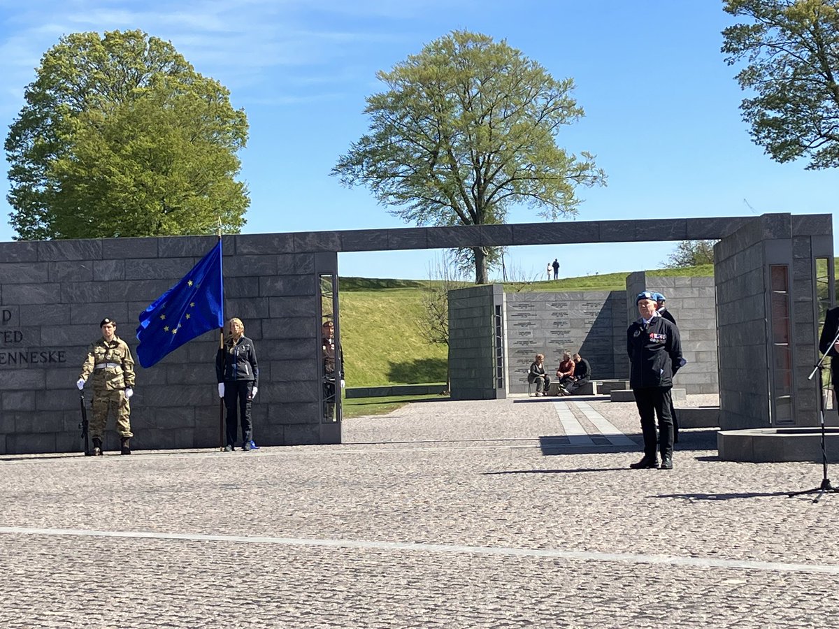 Danske Veteraner fejrede i dag #EU-dagen på fornem vis på Kastellet. @BRSdk deltog selvfølgelig - de fleste BRS-katastrofeindsatser i udlandet foregår via & tit finansieret af @eu_echo. #Europadag 🇪🇺🇩🇰