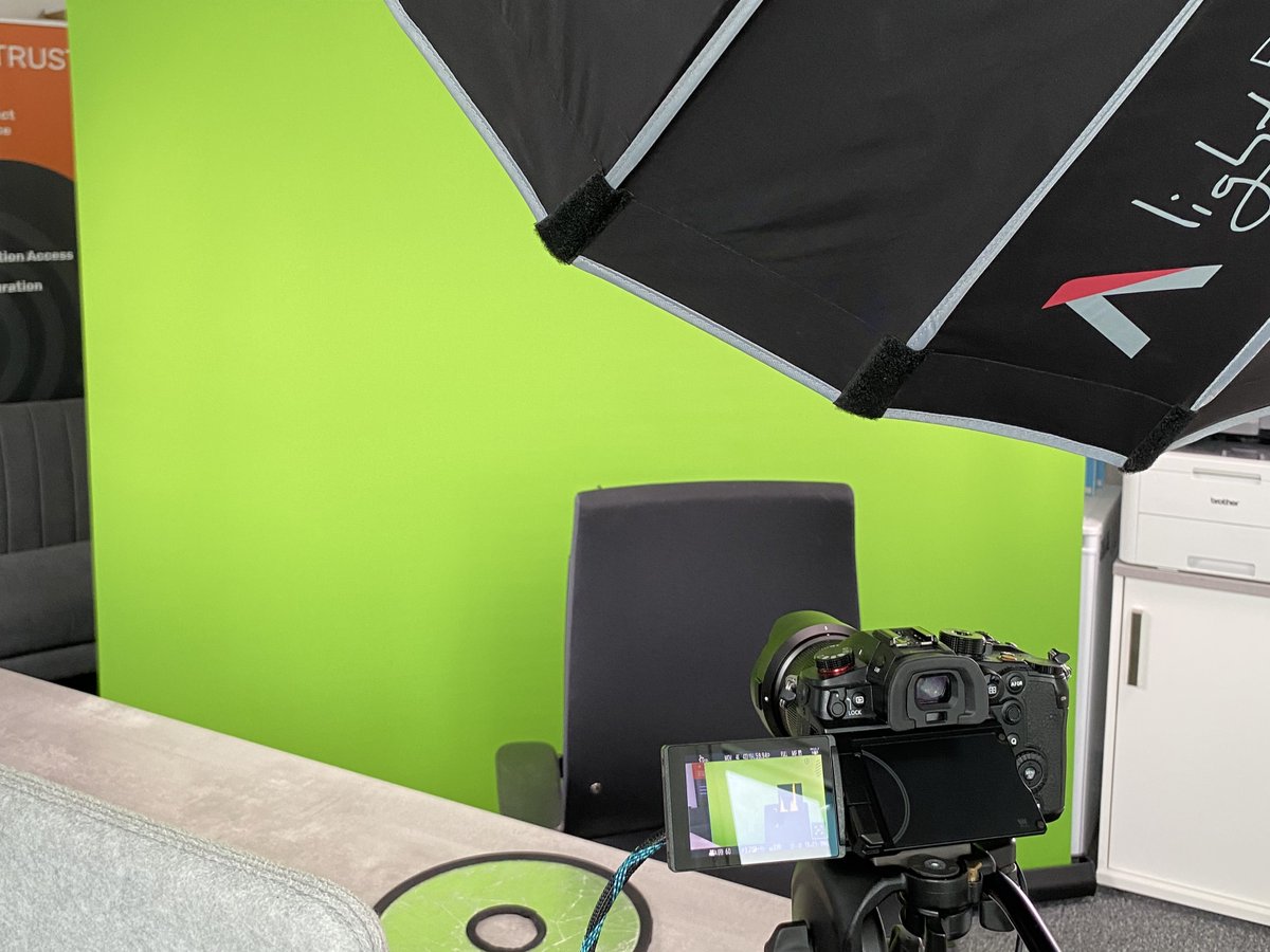 Today we transformed our office in Darmstadt into a small film set, to work on great new content! Stay tuned. 📽

In the meantime, we have a few more exciting webinars for you: hubs.la/Q01P5YPM0

#deviceTRUST #zerotrust #contextualsecurity