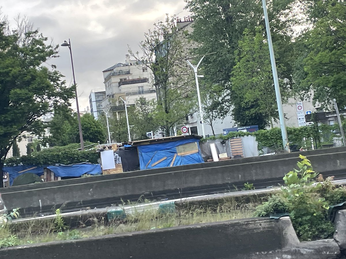 cab2626's tweet photo. Monsieur le Ministre de l’Intérieur avant de critiquer l’Italie commencer à régler le problème des migrants à la Porte d’Orléans, à la Porte de La Chapelle, à Mayotte, à Paris, Marseille, Calais dans le 93 ! Et après, bien après vous pourrez peut-être dire un mot pas plus 🤢🤢🤢 https://t.co/JiGqoYlVgF
