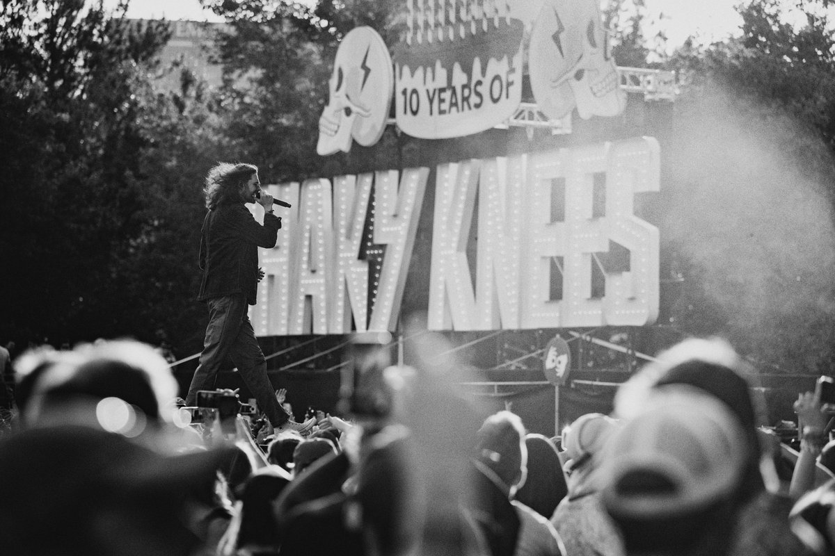 Hozier's tweet photo. Thanks and love to everyone who came to the set at @ShakyKneesFest on Sunday. Can’t imagine a better way to play my first festival of the year. See you again soon Atlanta!

📷 @charlesraygun https://t.co/6OcTtKKcBo