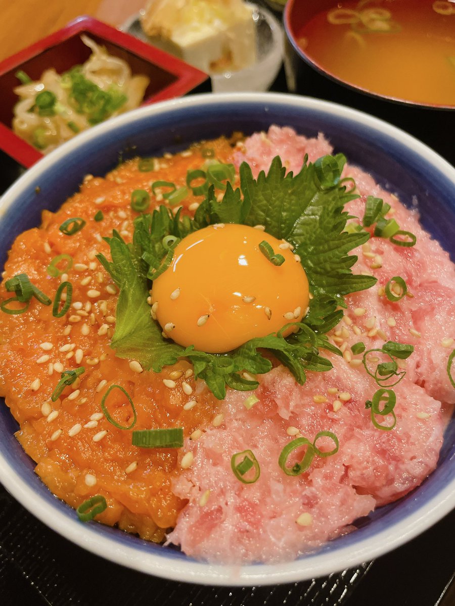 SAKABAICHIZA's tweet photo. 明日からの一坐ランチ週替わり定食は
【サーモンねぎとろ丼定食】です🐟✨

サーモン&amp;ねぎとろ+卵黄のとろける美味しさをぜひこの機会にご賞味ください🥰

学生証提示で800円→700円に♩
只今InstagramとTwitterのフォロワー様限定で大盛サービス中❣️

水、木、金曜の11:30〜14:00L.Oで営業してます🫡 https://t.co/oGg9Z0siwS