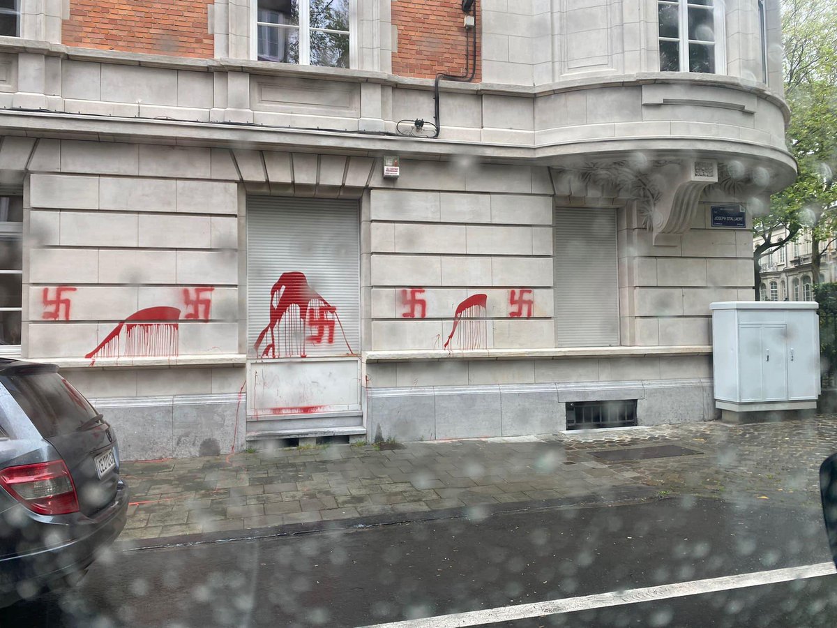 UEJB_Officiel's tweet photo. Une fois de plus, l’antisémitisme, le racisme et la haine surgissent sur les murs de nos villes. La lutte doit continuer. https://t.co/WuPL1RFtOF