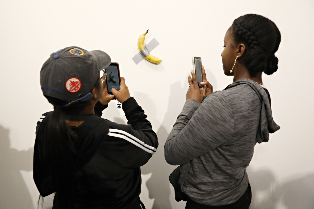 uk_marksart's tweet photo. A student in South Korea ate Maurizio Cattelan’s duct-taped banana sculpture, "Comedian," during a visit to the Leeum Museum of Art. The art major, claimed he was staging his own performance since he was hungry and had skipped breakfast. #comedian #SouthKorea https://t.co/HSBTGxYqhK
