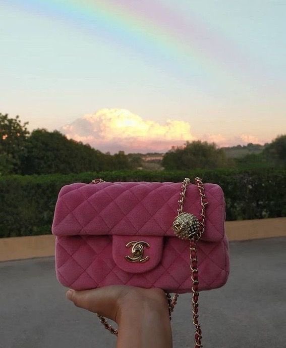 untitledallure's tweet photo. pink chanel bag https://t.co/qQCzUPbVjs