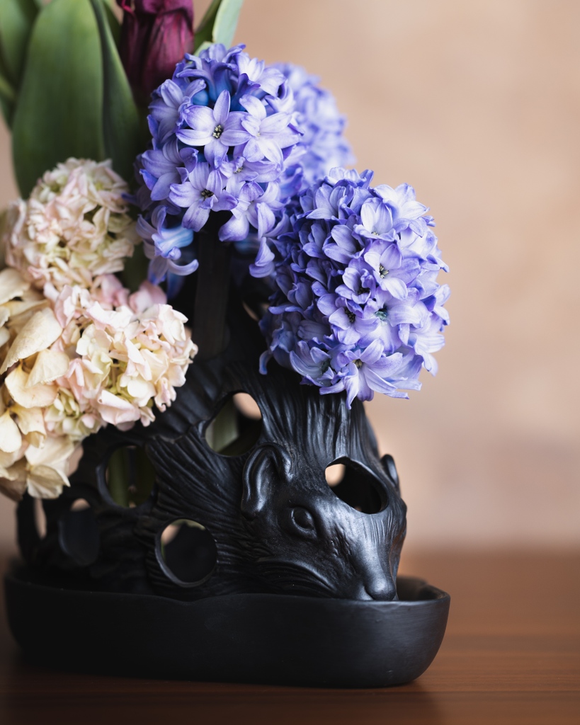 This Wedgwood black basalt hedgehog bulb pot is one of our favorite recent acquisitions...just look at the little face! 🥰⁠
artistoric.com/product/wedgwo…