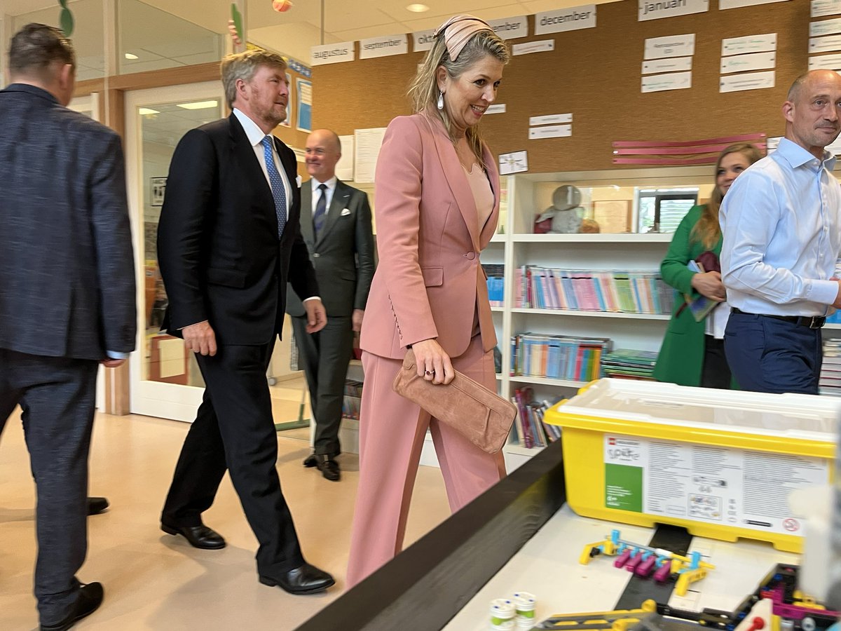 rosaliedesiree's tweet photo. Koning Willem-Alexander en koningin Máxima op bezoek bij eilandschool De Jutter, waar zij praten met ouders, kinderen en docenten over het belang van de school op Vlieland - @frieschdagblad https://t.co/XvkKVEyZ65