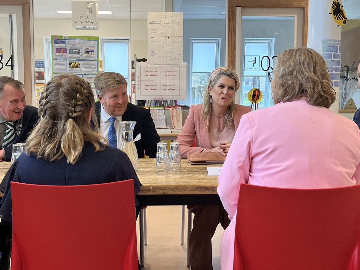 rosaliedesiree's tweet photo. Koning Willem-Alexander en koningin Máxima op bezoek bij eilandschool De Jutter, waar zij praten met ouders, kinderen en docenten over het belang van de school op Vlieland - @frieschdagblad https://t.co/XvkKVEyZ65