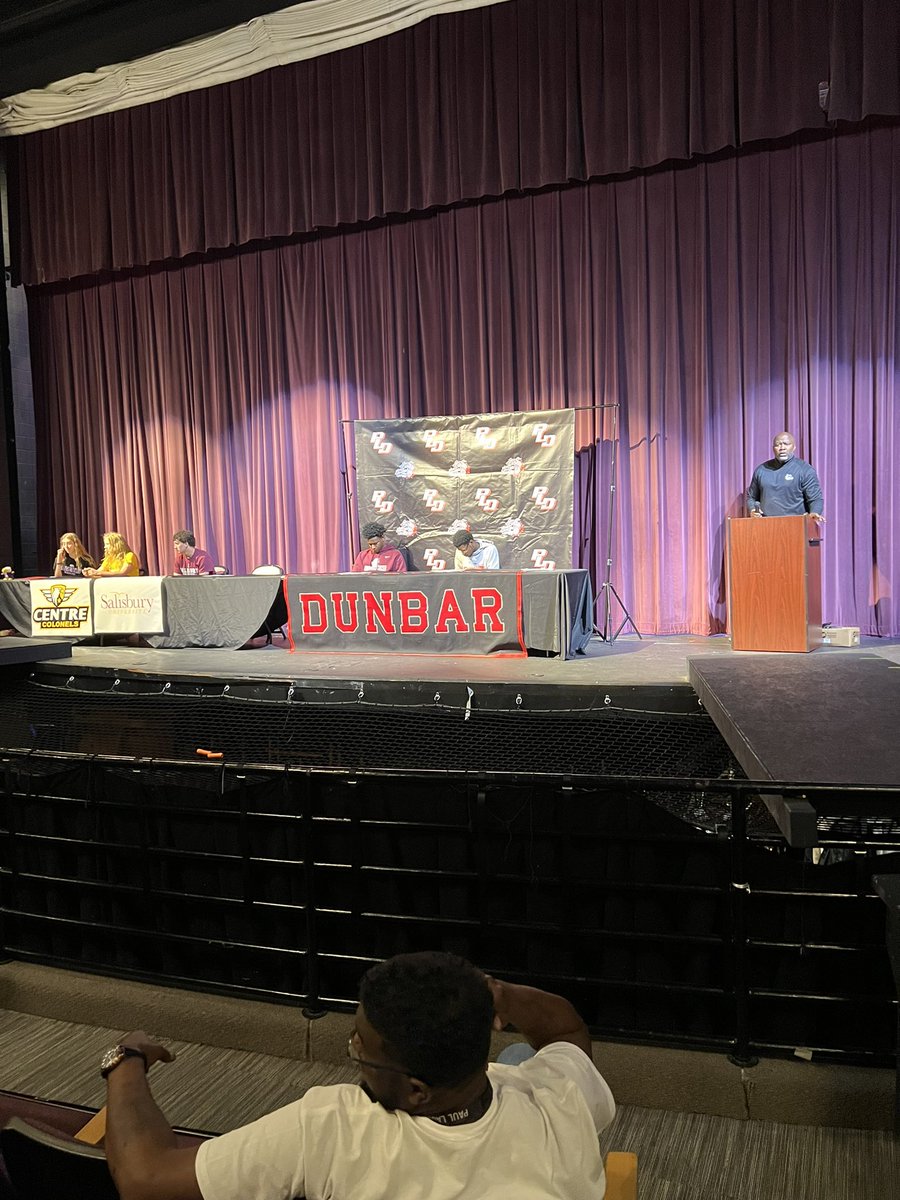 Congratulations to two of our Bulldogs for their signing today!  

<a href="/kobebiggerstaff/">Jakobe Biggerstaff</a> with Bellarmine
<a href="/DesmondDuncanJ1/">Desmond Duncan Jr.</a> with Thomas More

Both of these student athletes were paramount for us winning 3-Straight District Titles!  

Great day at 1600 MO’W.  

@PldAthletics