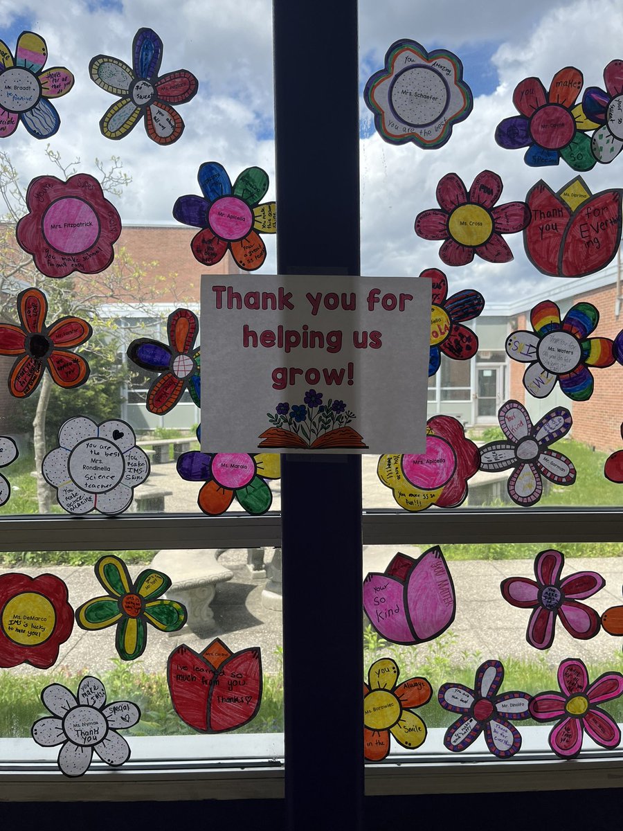 ComiskeySara's tweet photo. Student Government 💜’s IMS Teachers &amp; Staff! #TeacherAppreciationWeek #IslipRising https://t.co/wx0AtgMo9N