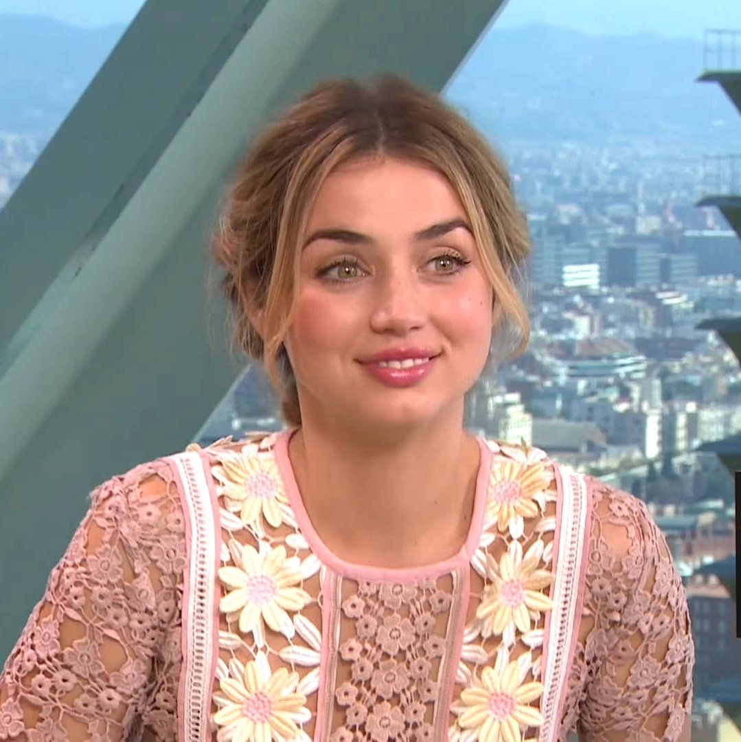 Ana De Armas posts on Twitter "Ana de armas during the Blade Runner 2049 era was the cutest!"