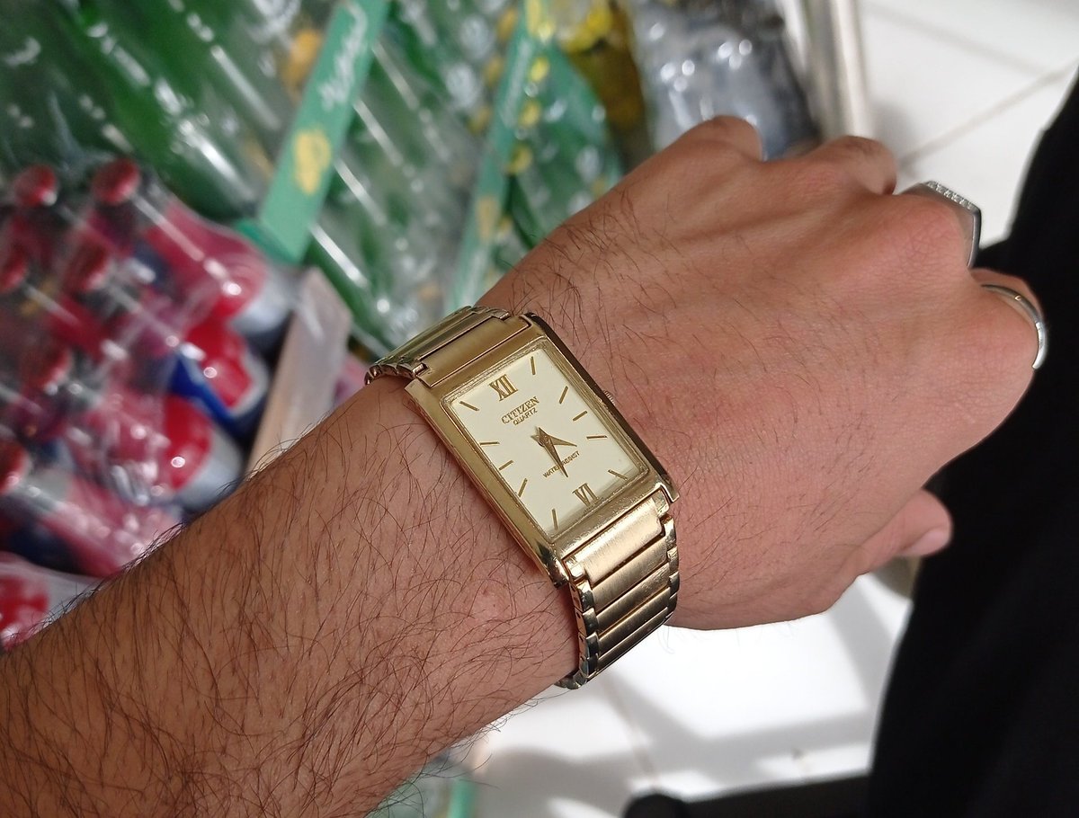 امروز فهمیدم این ساعت از من پیرتره ساعت دومادی بابام بوده😐😂