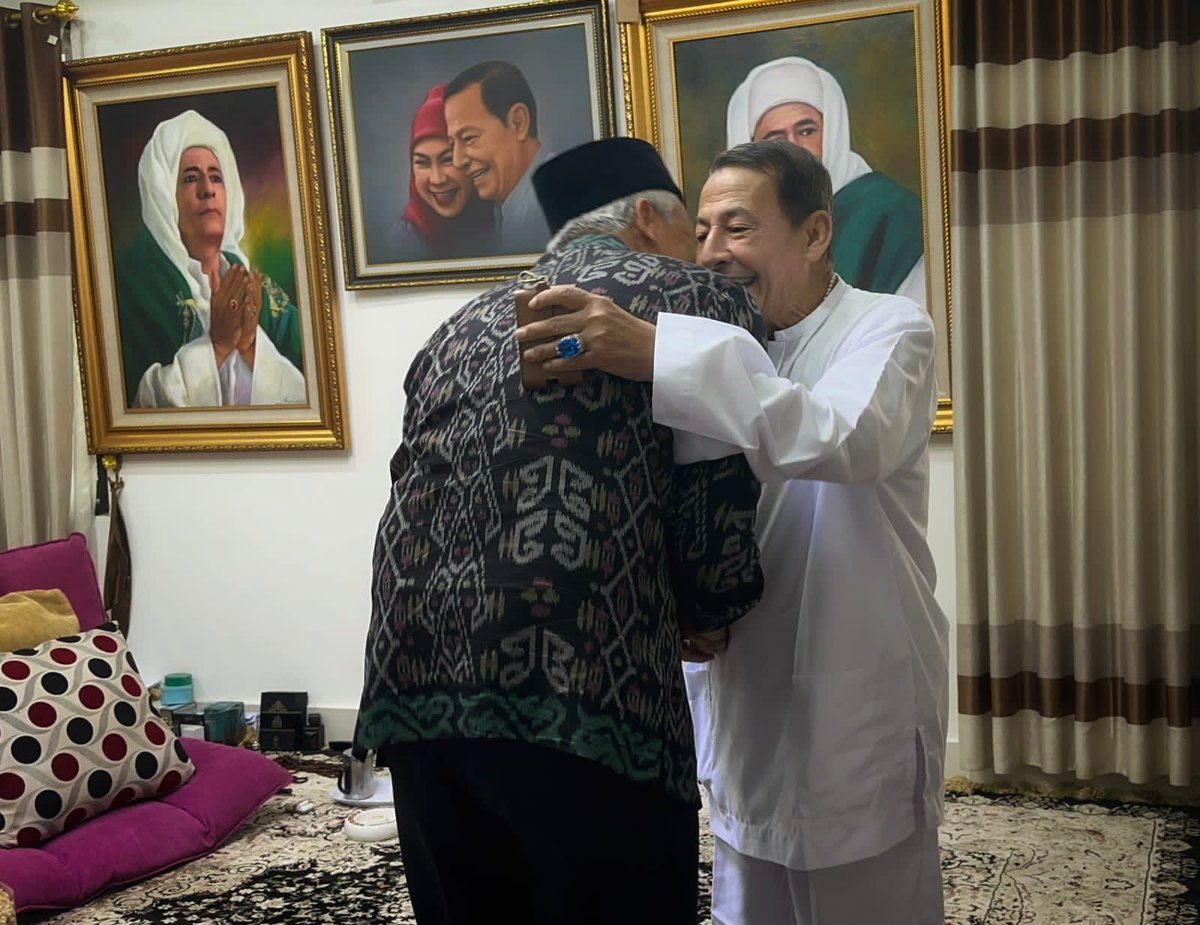 ganjarpranowo's tweet photo. Alhamdulillah bisa sowan dan sungkem kepada Habib Luthfi bin Yahya. Sehat-sehat terus ya bib. 

Dari beliau kita banyak belajar bagaimana menyelaraskan kehidupan beragama dan bernegara dengan indah. Semoga beliau senantiasa dikaruniai kesehatan. https://t.co/e4Er4wbwKe