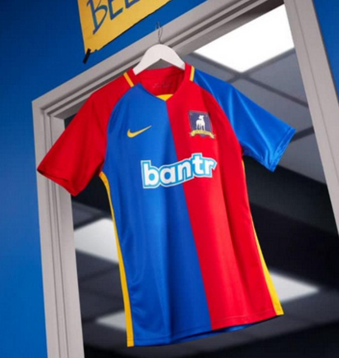 __MaxMaillots's tweet photo. 🔴🔵 Le maillot de l’AFC Richmond, l'équipe fictive de Premier League présente dans la série Ted Lasso, est maintenant disponible sur le site ! 😆 

👉 https://t.co/MFpuIvztpU https://t.co/JtRFExHrgJ