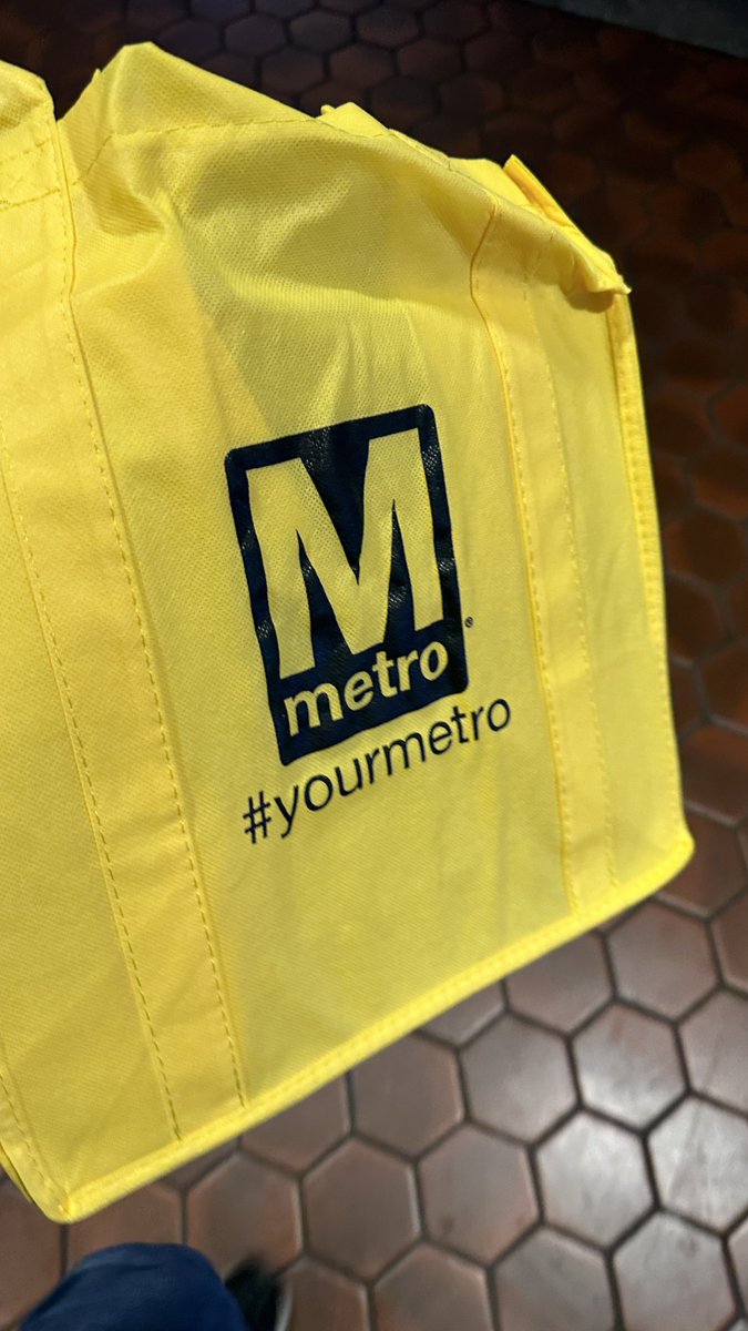 GOT MY YELLOW LINE TOTE YALL #yourmetro @Metrorailinfo