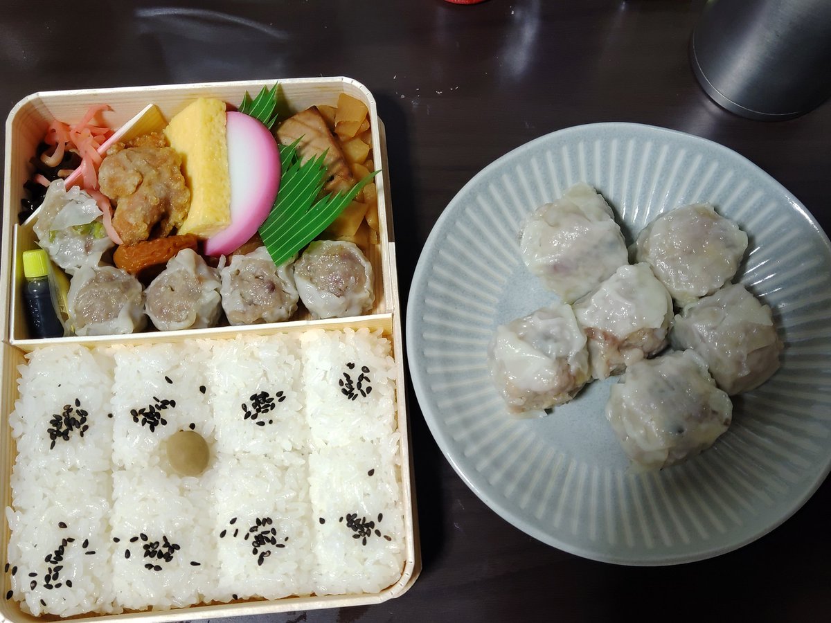 ただいまからばんめしw 閉店間際で買ったシウマイ弁当とあさりシウマイ。 あさりとシウマイって合うなぁ まあ、普通のシウマイもホタテの旨みもあるから……