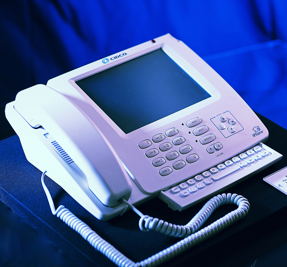 RetroTechDreams's tweet photo. The Linksys iPhone from Cisco Systems was released in 1998 https://t.co/SfEyaTd7B1