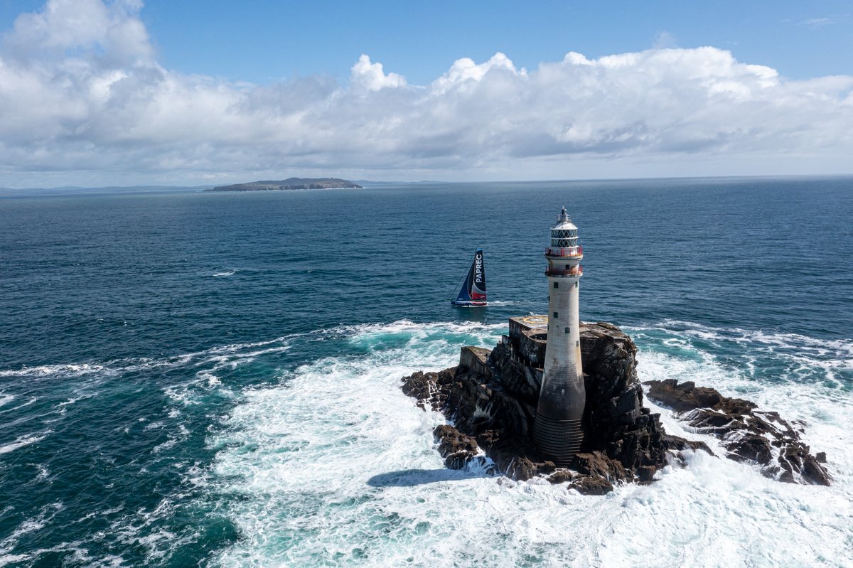 TeamPaprecArkea's tweet image. Incroyables images reçues à l’instant du bateau sous un magnifique soleil irlandais.

#imoca #teampaprecarkea #guyaderbermudes1000race
