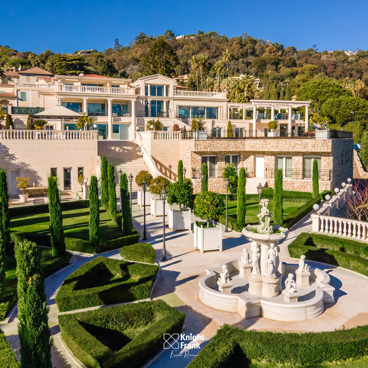 EstateNetFrance's tweet photo. 🇬🇧 Majestic property located in Super Cannes with a #panoramic view to the sea and the Cap d'Antibes. The property is equipped with all luxury amenities.

For sale with #knightfrank
➡️ https://t.co/ZVPWzeJkp8
. . .
#knightfrankfrenchriviera #kffrenchriviera https://t.co/B7vzrYnUlh